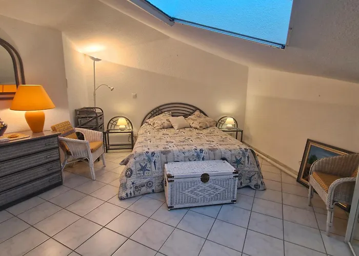 2 Pieces Avec Parking Et Piscine, Proche Du Centre-ville De - Fr-1-780-88 Apartment *