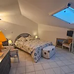 2 Pieces Avec Parking Et Piscine, Proche Du Centre-ville De - Fr-1-780-88 דירה