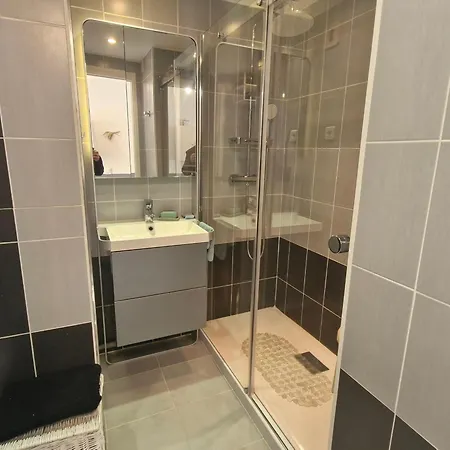2 Pieces Avec Parking Et Piscine, Proche Du Centre-ville De - Fr-1-780-88 *