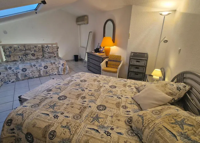 2 Pieces Avec Parking Et Piscine, Proche Du Centre-ville De - Fr-1-780-88