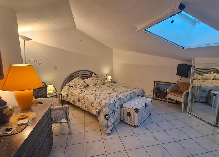 2 Pieces Avec Parking Et Piscine, Proche Du Centre-ville De - Fr-1-780-88 Apartment